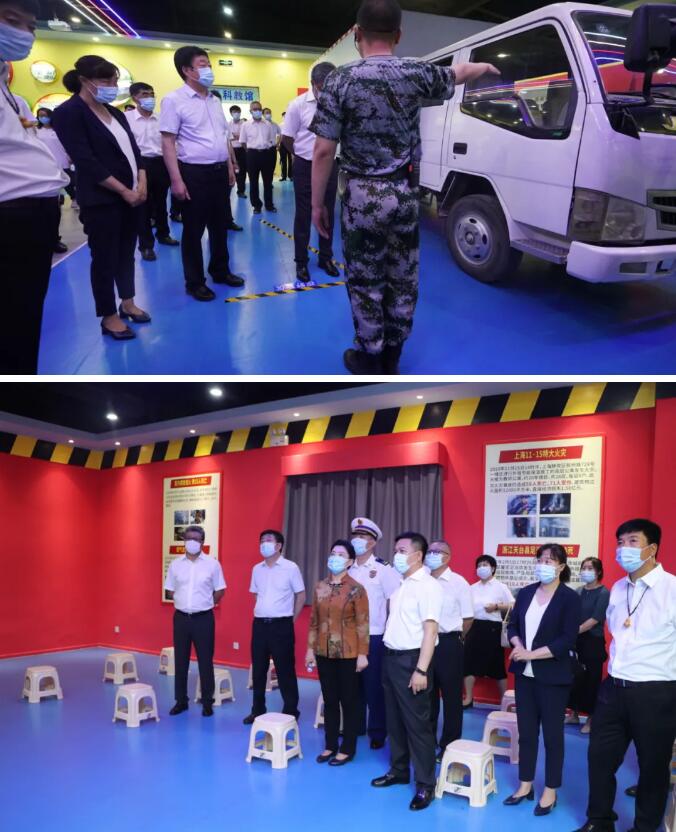 揭牌儀式后，活動人員參觀應(yīng)急管理科教體驗基地