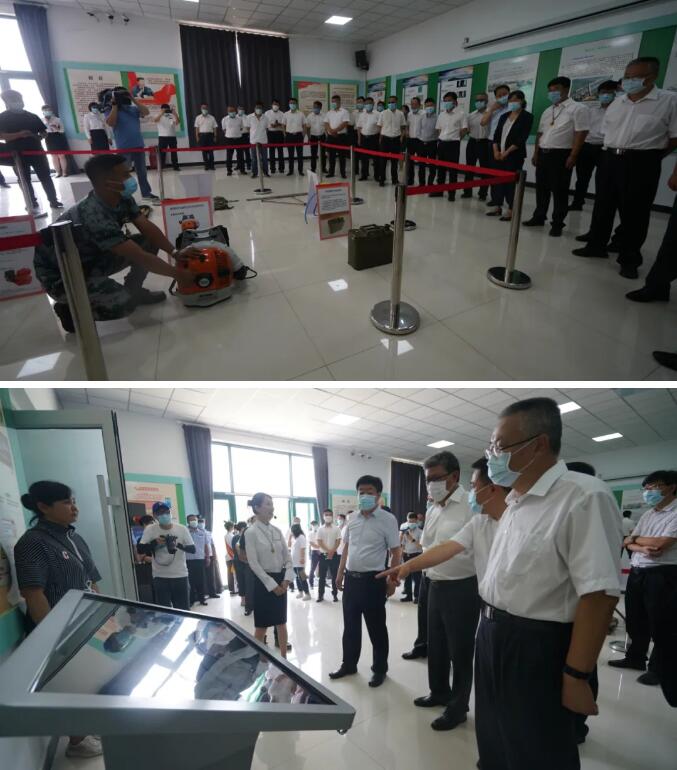 揭牌儀式后，活動人員參觀應(yīng)急管理科教體驗基地